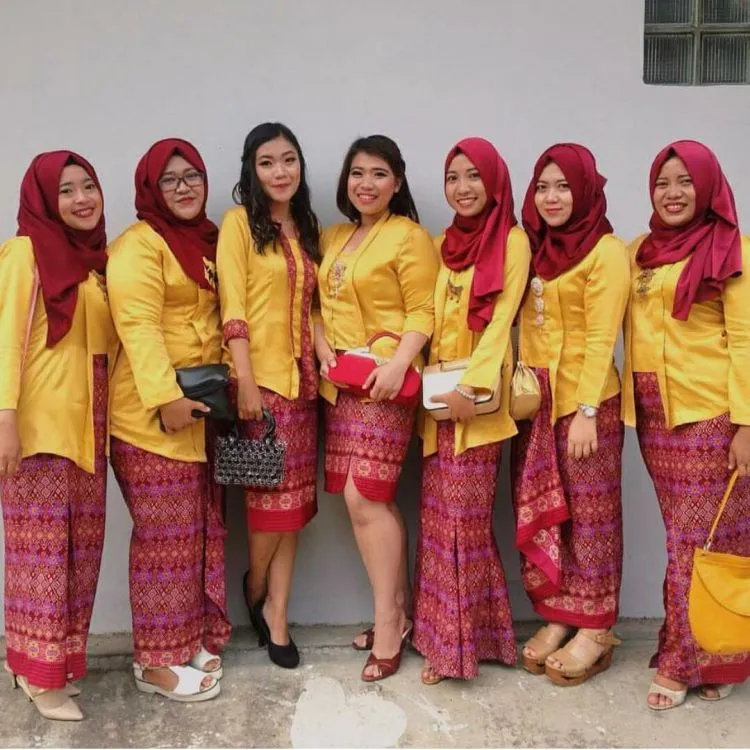 18 Inspirasi Kebaya Seragam Buat Dipakai Bareng Teman. Agar Makin Kompak dan Sayang 'Kan? 24
