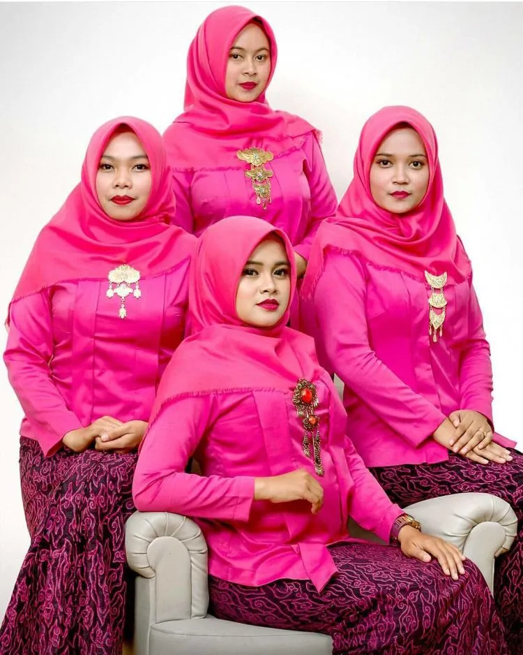 18 Inspirasi Kebaya Seragam Buat Dipakai Bareng Teman. Agar Makin Kompak dan Sayang 'Kan? 35