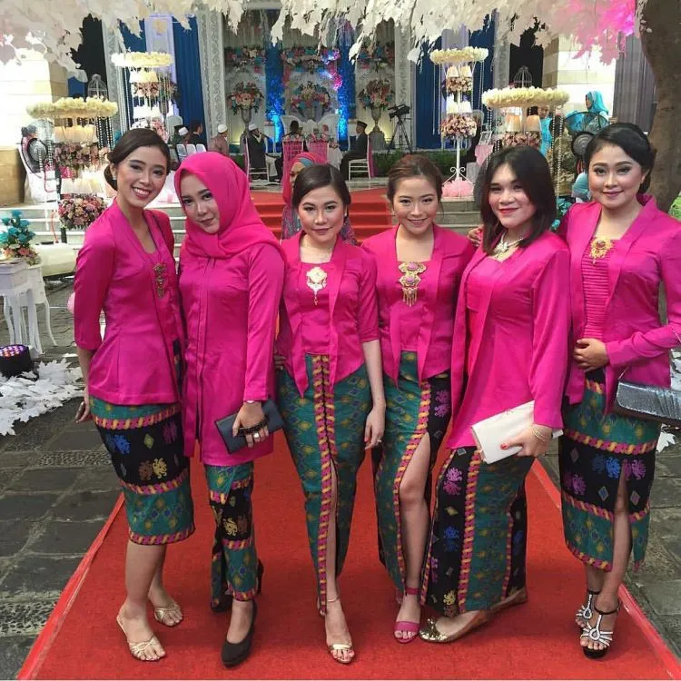 18 Inspirasi Kebaya Seragam Buat Dipakai Bareng Teman. Agar Makin Kompak dan Sayang 'Kan? 23