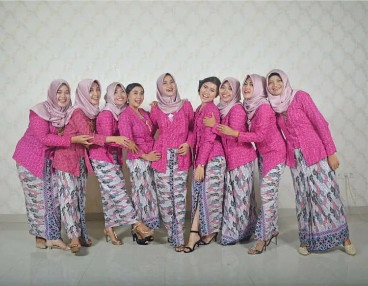 18 Inspirasi Kebaya Seragam Buat Dipakai Bareng Teman. Agar Makin Kompak dan Sayang 'Kan? 22