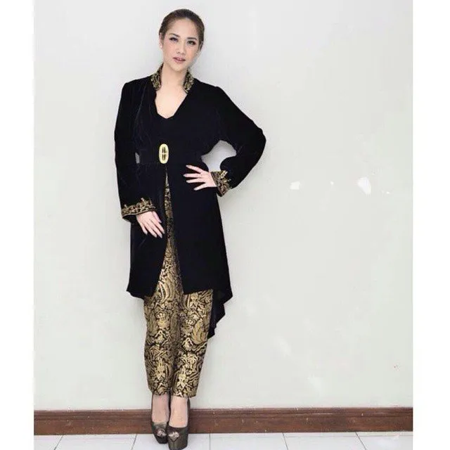 11 Ide Kebaya Hitam nan Elegan, Dari Mulai Wisuda Sampai Kamu Lamaran 16