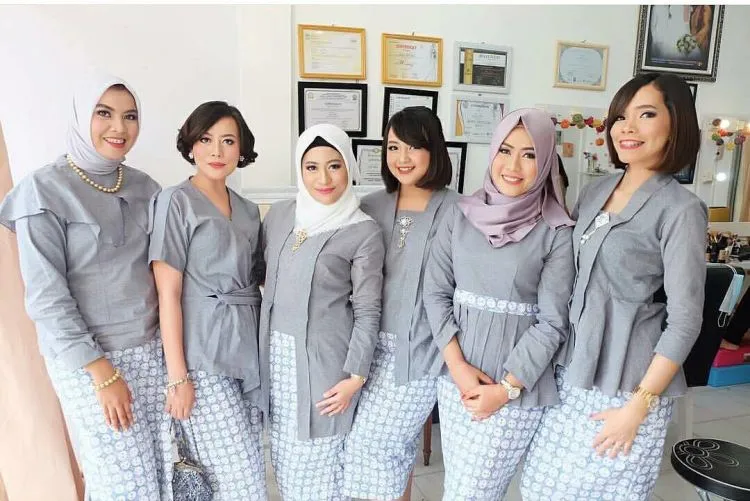 18 Inspirasi Kebaya Seragam Buat Dipakai Bareng Teman. Agar Makin Kompak dan Sayang 'Kan? 31