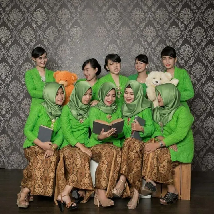 18 Inspirasi Kebaya Seragam Buat Dipakai Bareng Teman. Agar Makin Kompak dan Sayang 'Kan? 25