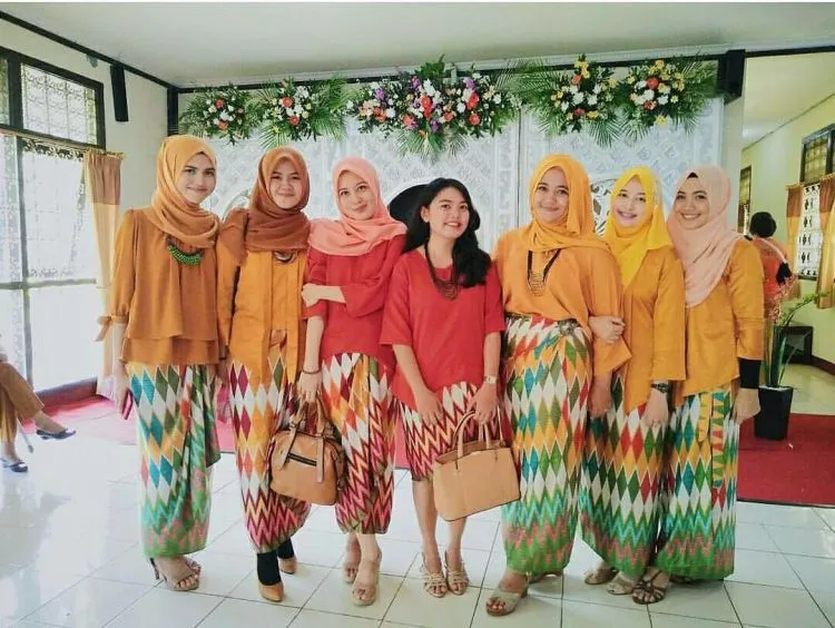 18 Inspirasi Kebaya Seragam Buat Dipakai Bareng Teman. Agar Makin Kompak dan Sayang 'Kan? 32