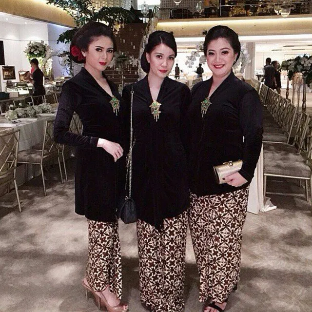 11 Ide Kebaya Hitam nan Elegan, Dari Mulai Wisuda Sampai Kamu Lamaran 28