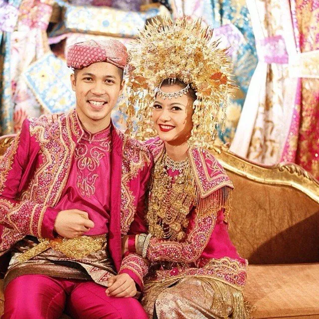 12 Foto Yang Membuktikan, Betapa Bahagia dan Romantisnya Berada di Pelaminan 21