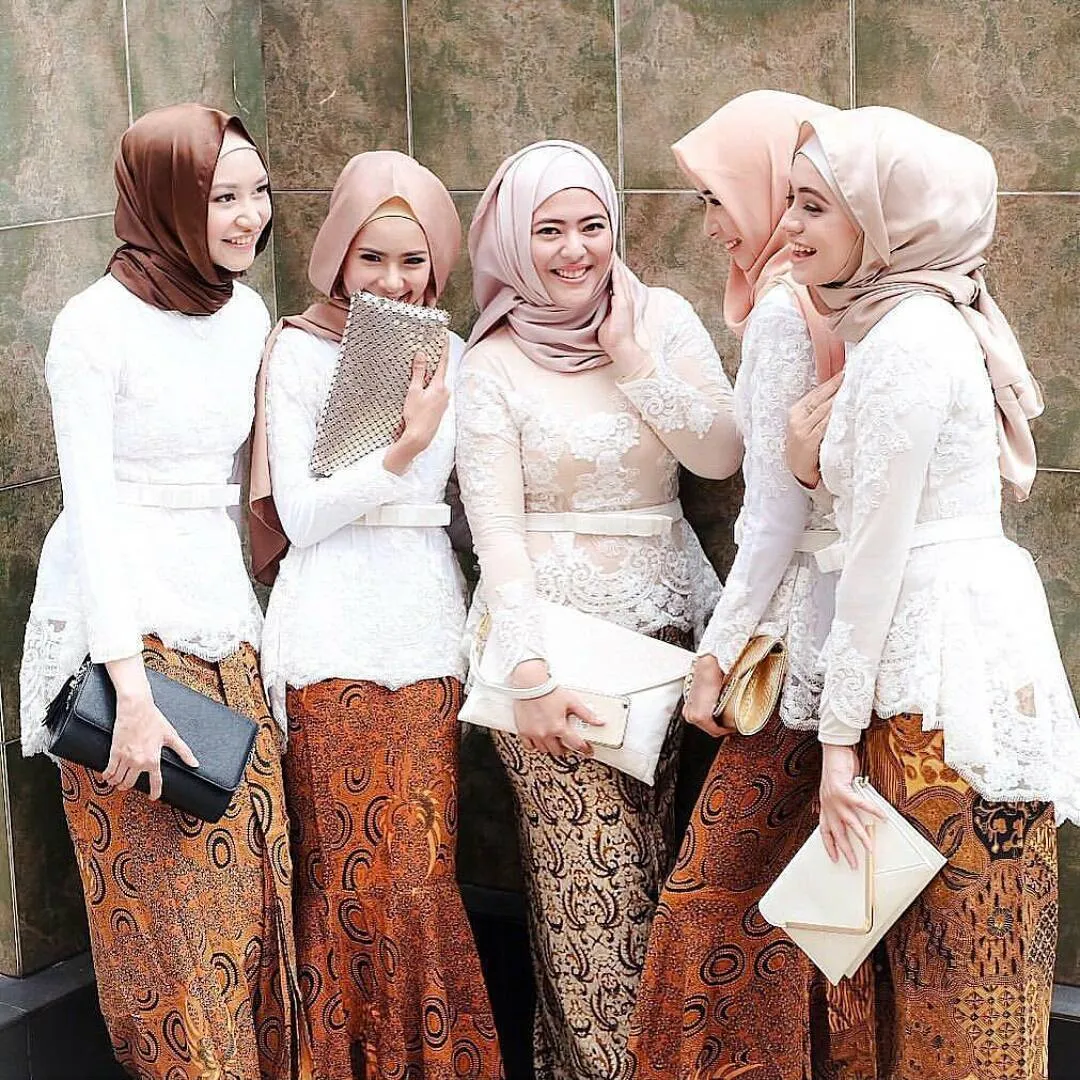 18 Inspirasi Kebaya Seragam Buat Dipakai Bareng Teman. Agar Makin Kompak dan Sayang 'Kan? 19