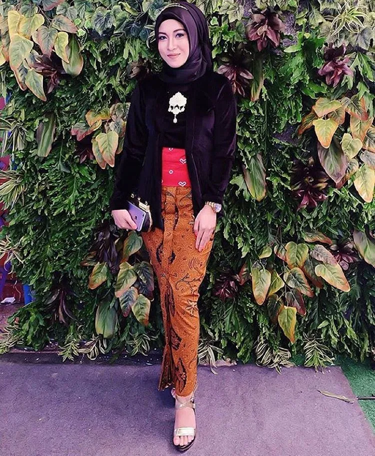 11 Ide Kebaya Hitam nan Elegan, Dari Mulai Wisuda Sampai Kamu Lamaran 19