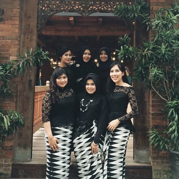 11 Ide Kebaya Hitam nan Elegan, Dari Mulai Wisuda Sampai Kamu Lamaran 30