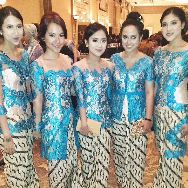 18 Inspirasi Kebaya Seragam Buat Dipakai Bareng Teman. Agar Makin Kompak dan Sayang 'Kan? 28