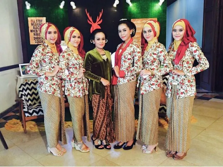 18 Inspirasi Kebaya Seragam Buat Dipakai Bareng Teman. Agar Makin Kompak dan Sayang 'Kan? 29