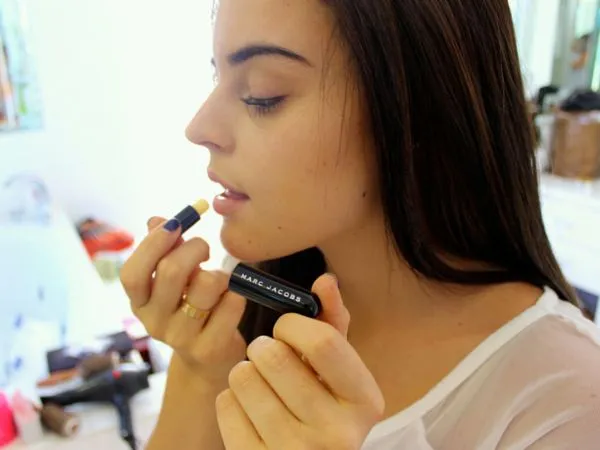 Alasan-alasan Ini Membuatmu Tetap Setia Pada Lip Balm, Meski Banyak Lipstik Berjejeran 9