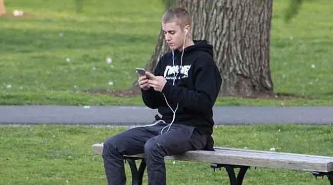 Justin Bieber Lagi Ngambek Kabarnya. Doi Ogah Foto Bareng Fans Lagi. 5