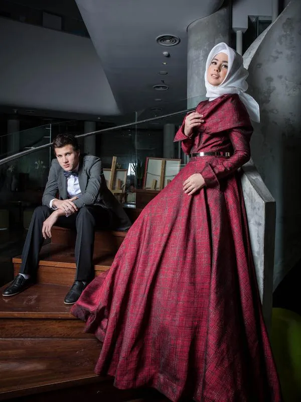 9 Inspirasi Pose Prewedding Tanpa Bersentuhan. Santunnya Dapat, Instagramable Jelas! 10