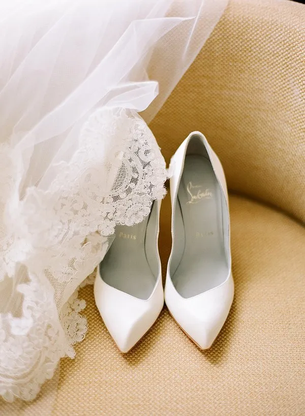 Seperti Halnya Jodoh, Sepatu pun Tak Boleh Asal Pilih. 17 Sepatu untuk Berdiri di Pelaminan Ini Bisa Dijajal! 18