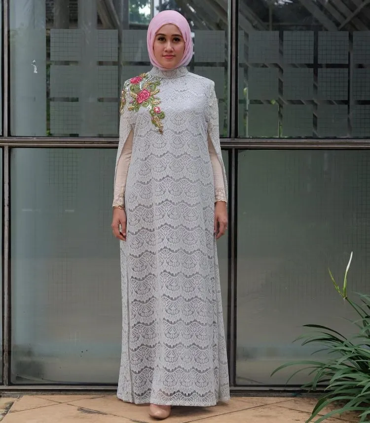 Biar Nggak Kayak Mbak Kunti, 17 Paduan Simple Baju Putih-putih Ini Wajib Buat Dicontek! 33