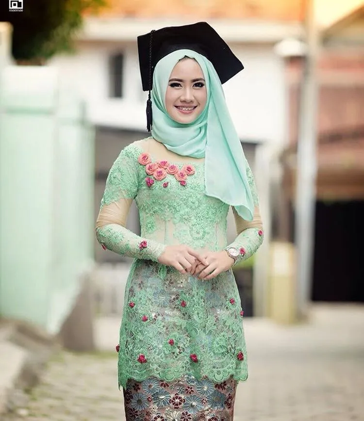 17 Kebaya Bunga-bunga yang Buatmu Makin Elegan. Ke Kondangan Maupun Wisuda Tetap Maksimal Menawannya 18