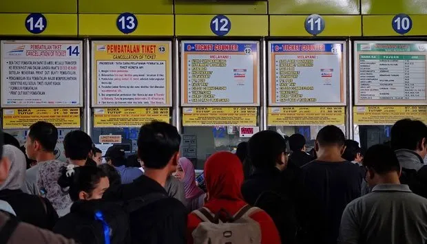 Stasiun Punya Cerita di Tiap Sudutnya. Pertemuan Hingga Perpisahan, dari Senyuman hingga Tangisan... 8