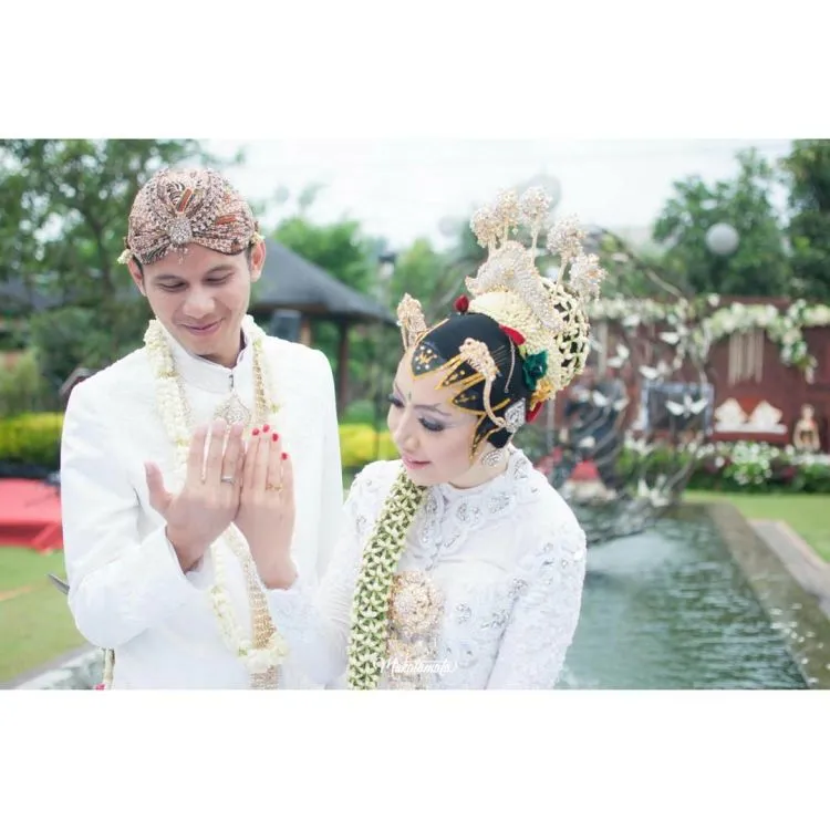 Calon Mempelai yang Berbahagia, 17 Inspirasi Kebaya dan Beskap Ini Bisa Kamu Contek 16