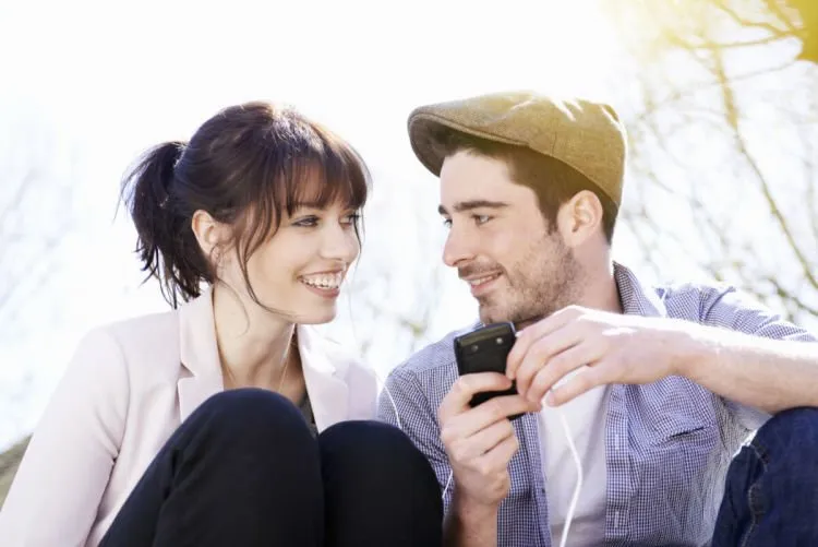 10 Hal Lucu Tapi Juga Ngeselin yang Cuma Dialamin Pasangan LDR. Dari Mulai Sering Nangis Tanpa Alasan Sampai Lupa Wajah Pasangan 17