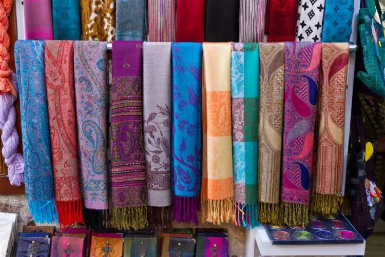 Girls, Jinakkan Pipi Chubbymu dengan 6 Tips Hijab Pashmina Simpel Ini! 7
