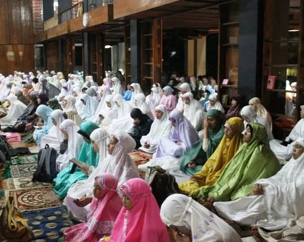 Ramadhan Sebentar Lagi. Inilah 5 Tips Berpakaian Supaya Tarawihmu Semakin Nyaman 9