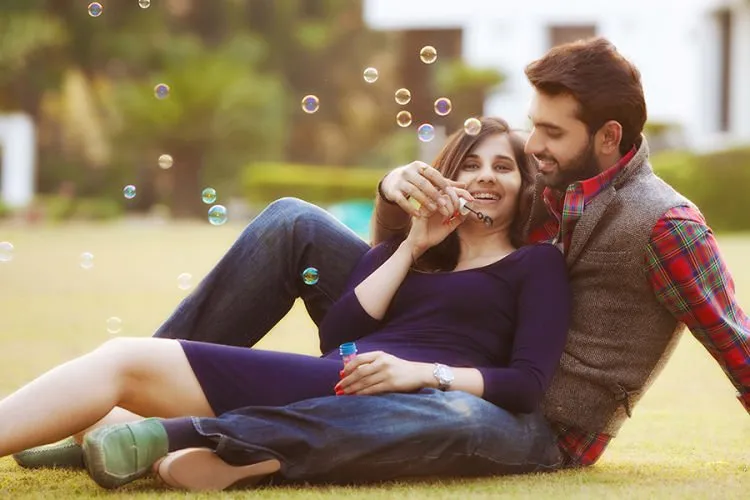 11 Ide Foto Pre Wedding Murah. Bahkan Bisa Kalian Lakukan di Belakang Rumah 20