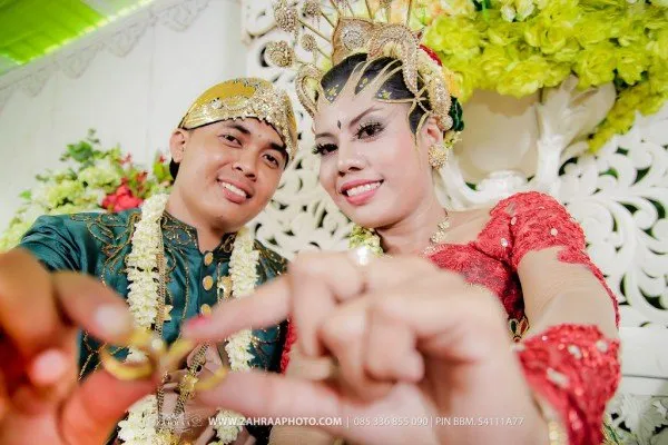 12 Foto Yang Membuktikan, Betapa Bahagia dan Romantisnya Berada di Pelaminan 13