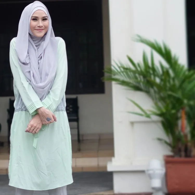 Biar Nggak Kayak Mbak Kunti, 17 Paduan Simple Baju Putih-putih Ini Wajib Buat Dicontek! 27