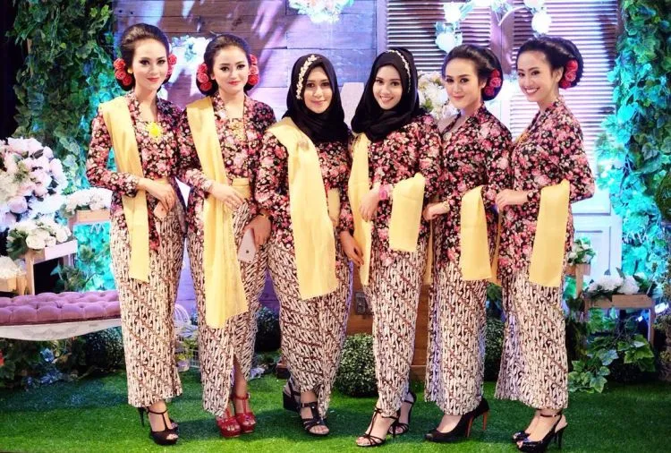 17 Kebaya Bunga-bunga yang Buatmu Makin Elegan. Ke Kondangan Maupun Wisuda Tetap Maksimal Menawannya 27