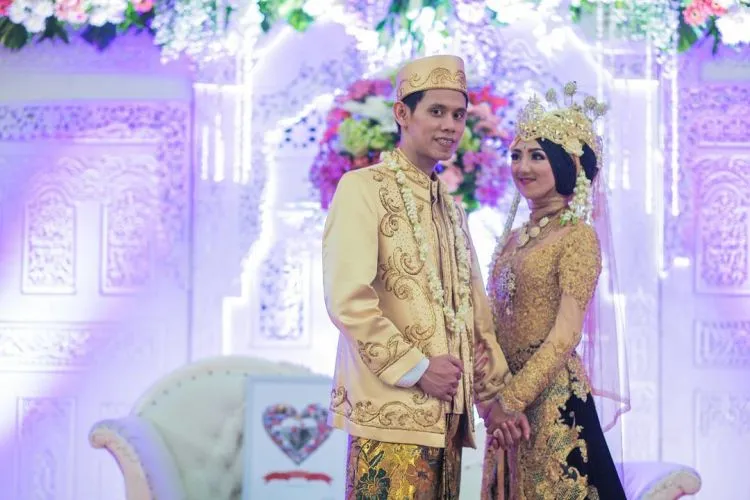 Calon Mempelai yang Berbahagia, 17 Inspirasi Kebaya dan Beskap Ini Bisa Kamu Contek 26