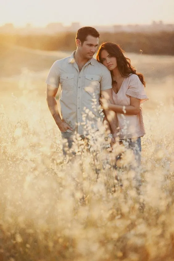 17 Foto Romantis yang Membuktikan Bahwa Foto Prewedding yang Dilakukan Kala Senja Itu Luar Biasa 27