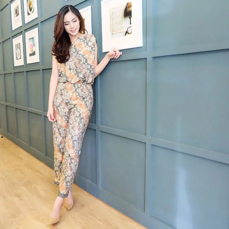 Tampil Formal Nggak Melulu Harus Kemeja Saja. Jumpsuit dan 10 Inspirasi Andalan Ini Wajib Dicoba! 16