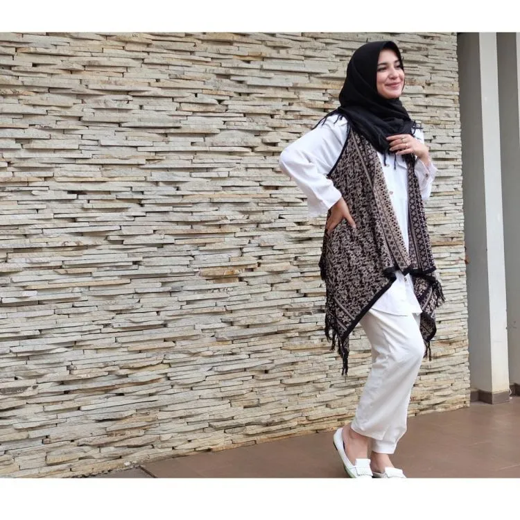 Biar Nggak Kayak Mbak Kunti, 17 Paduan Simple Baju Putih-putih Ini Wajib Buat Dicontek! 28