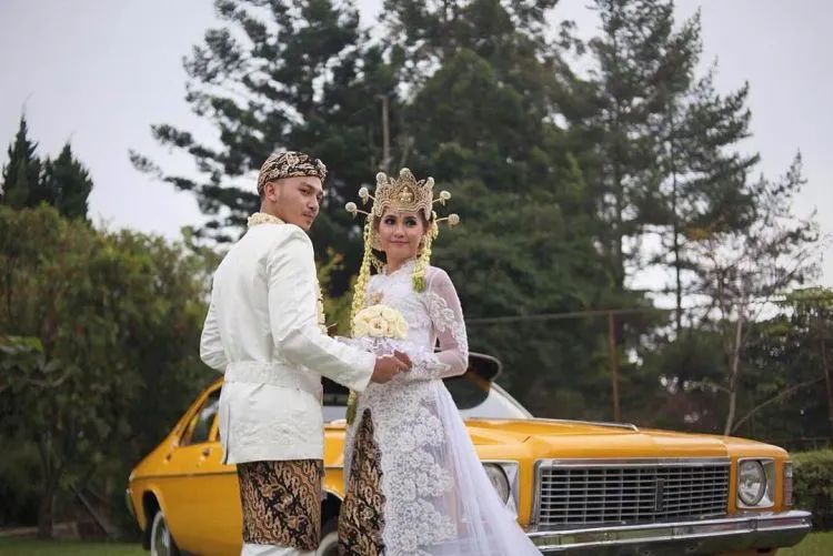 Calon Mempelai yang Berbahagia, 17 Inspirasi Kebaya dan Beskap Ini Bisa Kamu Contek 20