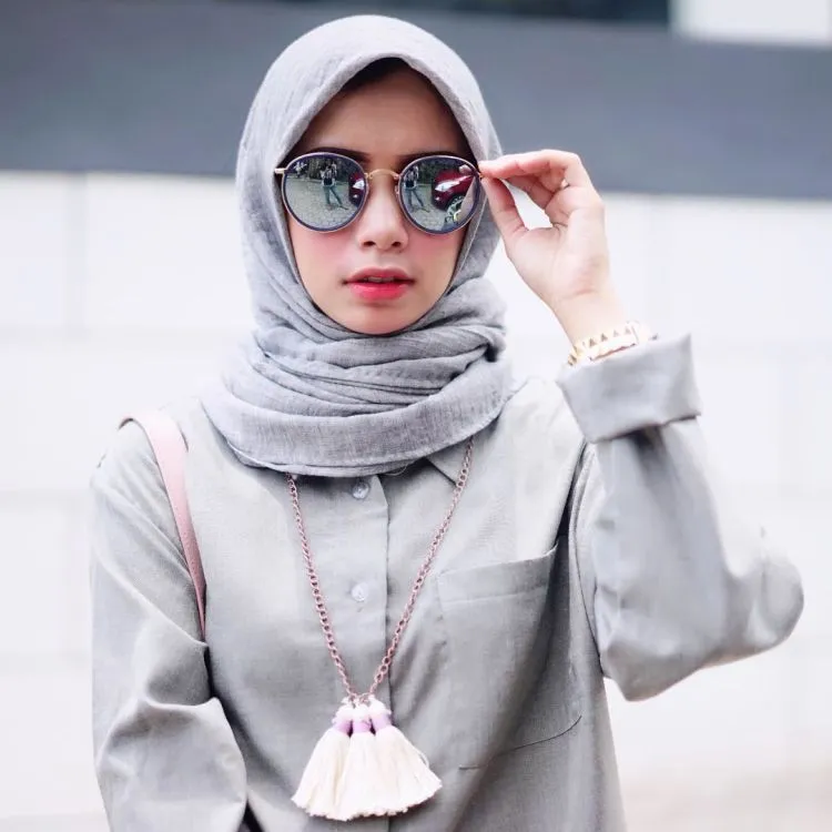 11 Ide Kemeja Polos dengan Kesan Santai yang Nggak Terlalu Formal. Wajib Dicoba! 22