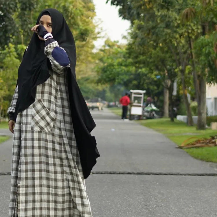 Buat Muslimah Yang Sedang Menata Diri, Inilah 8 Style Gamis Modern Tapi Tetap Santun 22