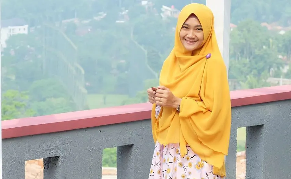 Buat Muslimah Yang Sedang Menata Diri, Inilah 8 Style Gamis Modern Tapi Tetap Santun