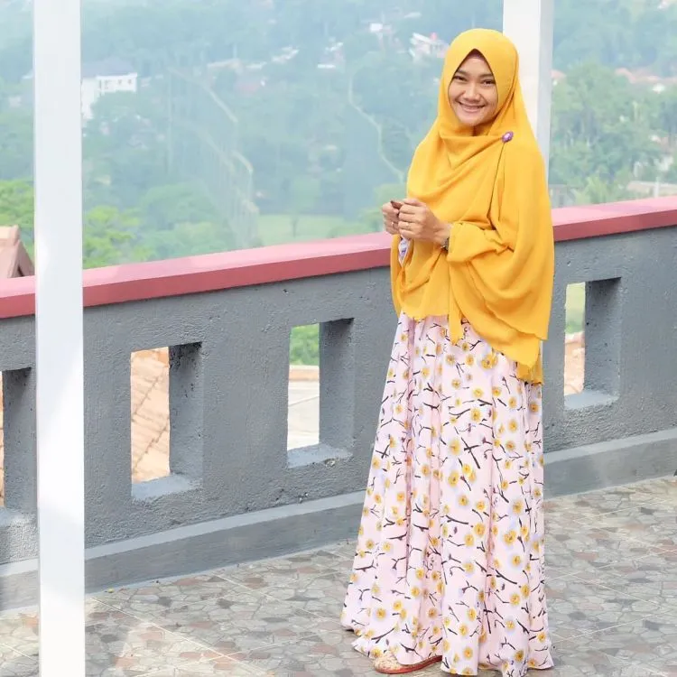 Buat Muslimah Yang Sedang Menata Diri, Inilah 8 Style Gamis Modern Tapi Tetap Santun 18