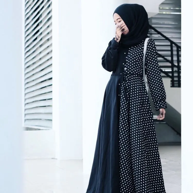 Buat Muslimah Yang Sedang Menata Diri, Inilah 8 Style Gamis Modern Tapi Tetap Santun 20