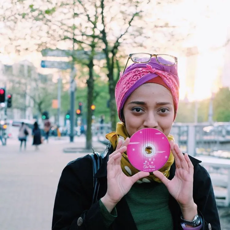 Tren Fesyen Hijab Turban ala Chikita Fawzi, Musisi dan Animator Stylish yang Penuh Inspirasi 32