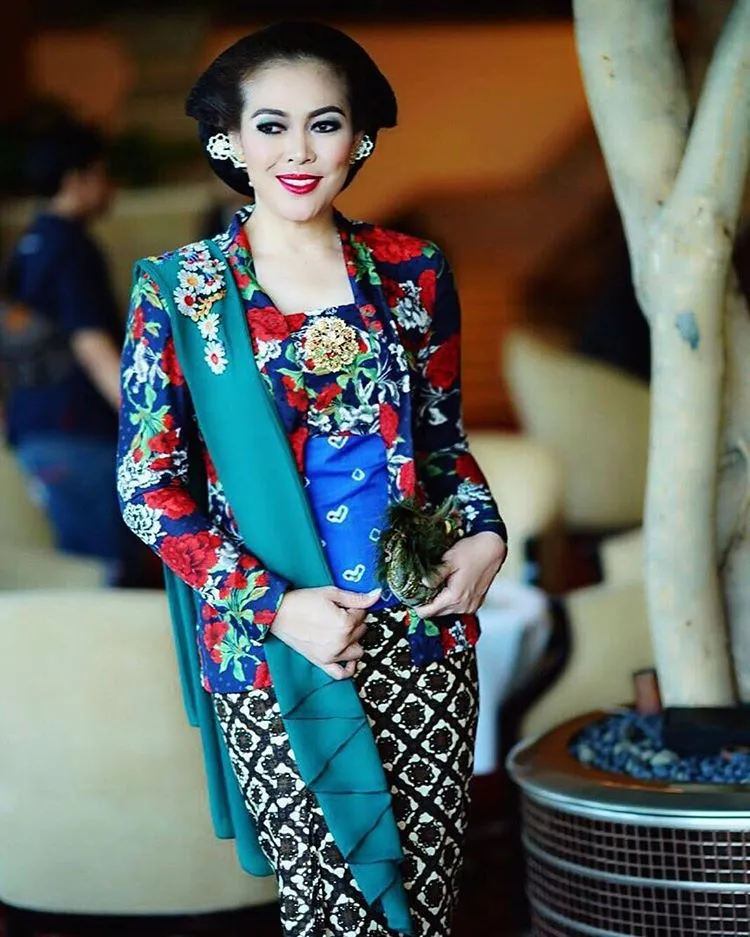 17 Kebaya Bunga-bunga yang Buatmu Makin Elegan. Ke Kondangan Maupun Wisuda Tetap Maksimal Menawannya 29