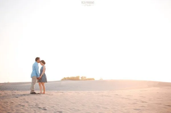17 Foto Romantis yang Membuktikan Bahwa Foto Prewedding yang Dilakukan Kala Senja Itu Luar Biasa 29