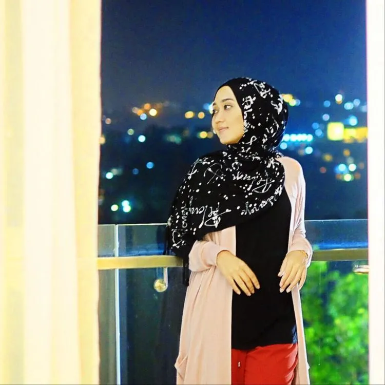 Biar Tampilanmu Semakin Menawan, 9 Fashion Item Hijab Ini Harus Kamu Punya 10