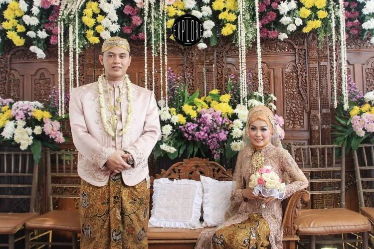 Calon Mempelai yang Berbahagia, 17 Inspirasi Kebaya dan Beskap Ini Bisa Kamu Contek 28