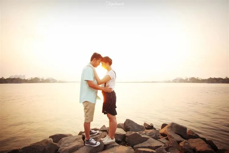 17 Foto Romantis yang Membuktikan Bahwa Foto Prewedding yang Dilakukan Kala Senja Itu Luar Biasa 30