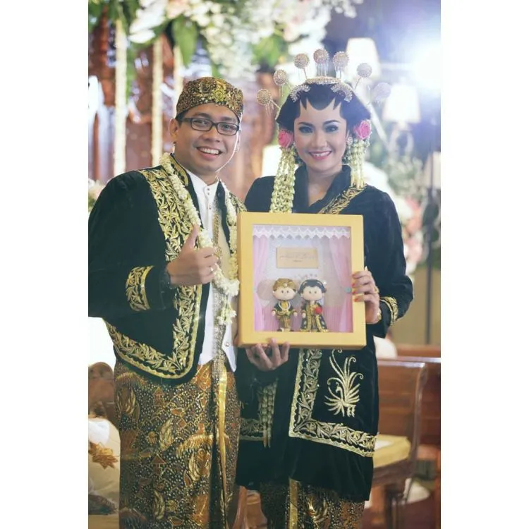 Calon Mempelai yang Berbahagia, 17 Inspirasi Kebaya dan Beskap Ini Bisa Kamu Contek 23
