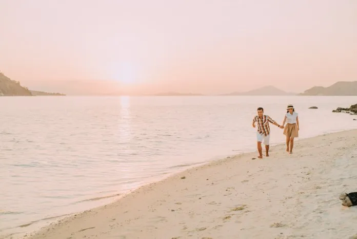 17 Foto Romantis yang Membuktikan Bahwa Foto Prewedding yang Dilakukan Kala Senja Itu Luar Biasa 31