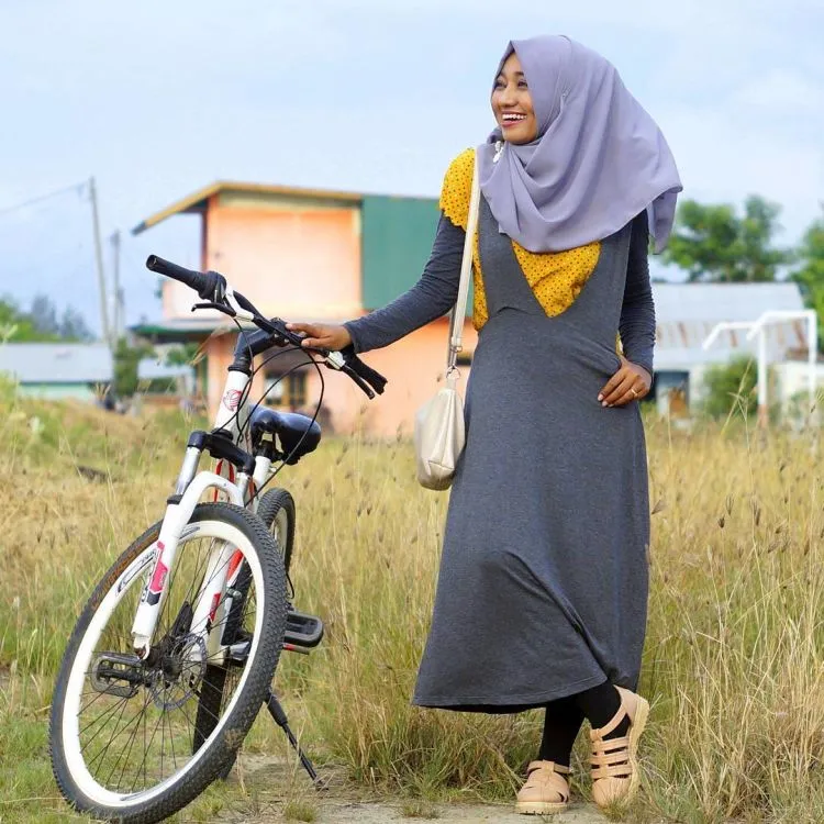 Mulai Cowok Santai Hingga Cewek Berhijab, 17 Inspirasi Bergaya Ala Anak Sekolah Ini Layak Dicoba! 32