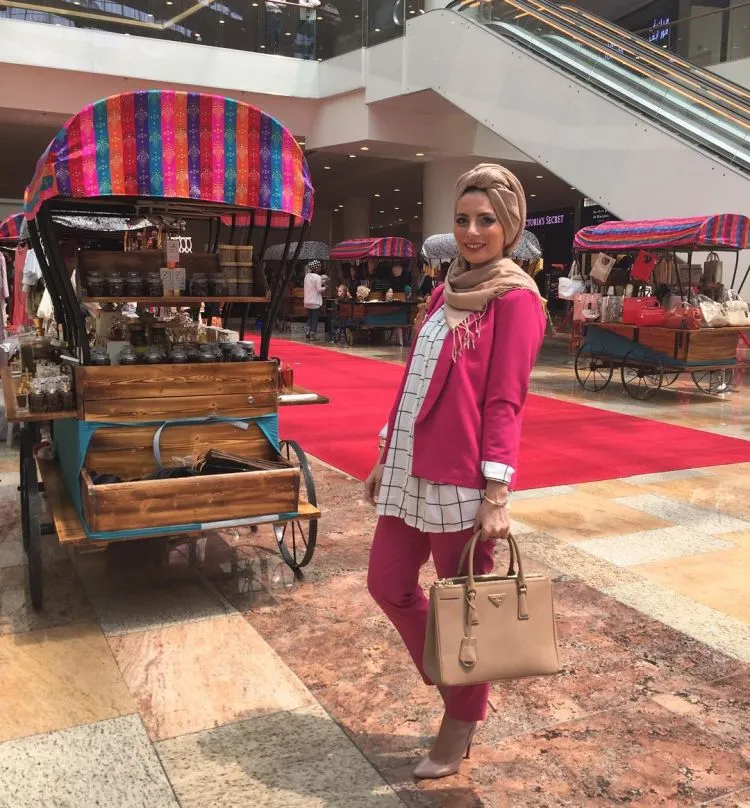 Sambil Berjalan dengan Percaya Diri,15 Padupadan Warna Cerah Ini Nggak Layak Dilewatkan Begitu Saja 29